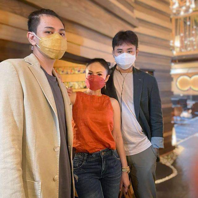 Yuni Shara bersama kedua putranya (instagram.com/yunishara36)