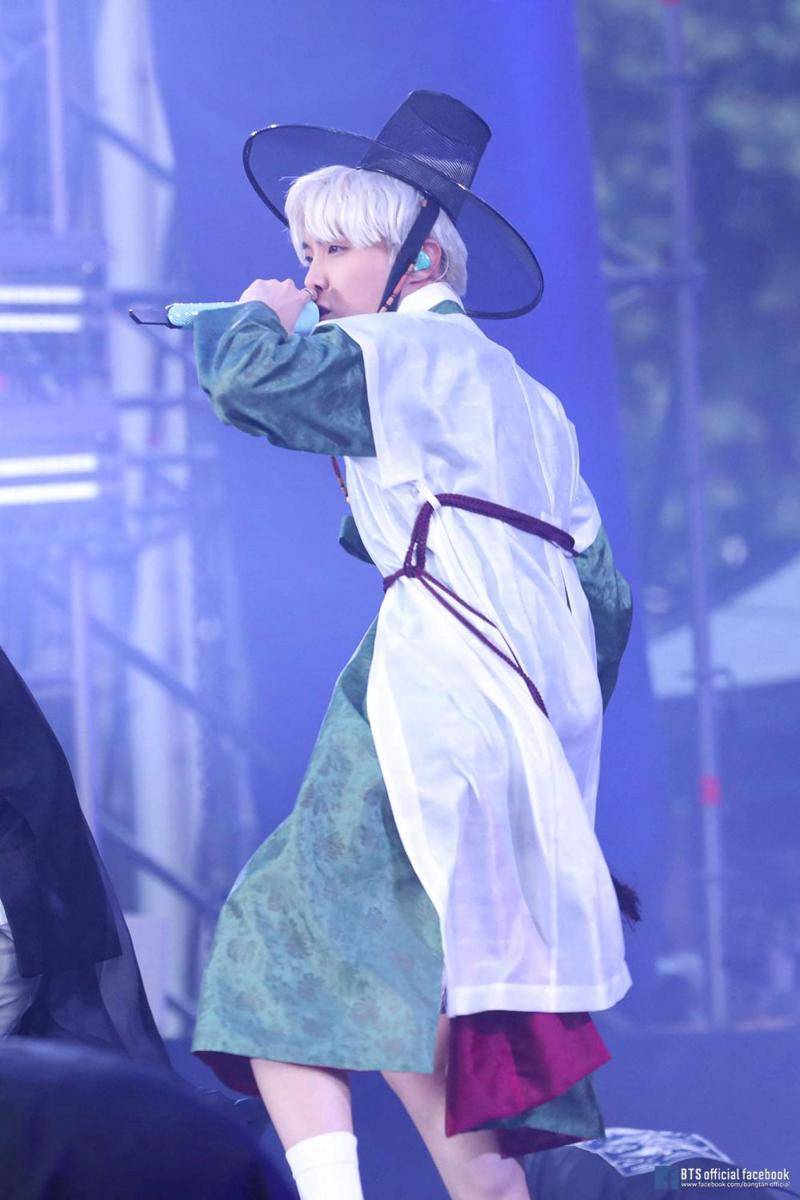 penampilan J-Hope di atas panggung (facebook.com/bangtan.official)