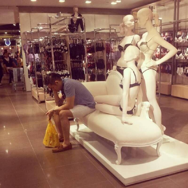 Potret Pria Menunggu Pasangannya Belanja (instagram.com/miserable_men)
