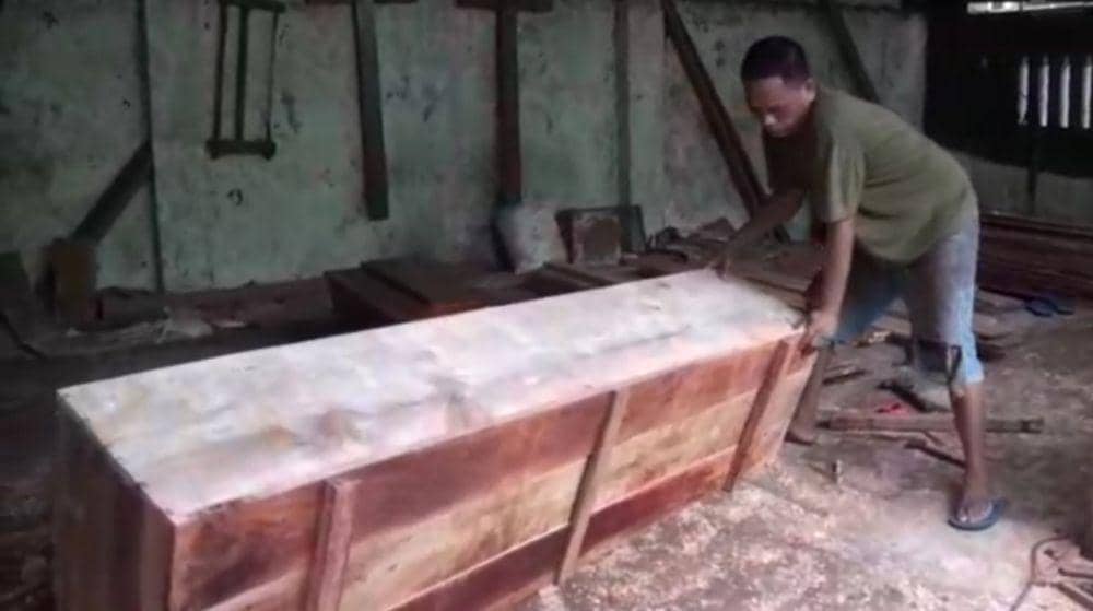 Pembuatan peti jenazah di Mojokerto. IDN Times/Zainul Arifin