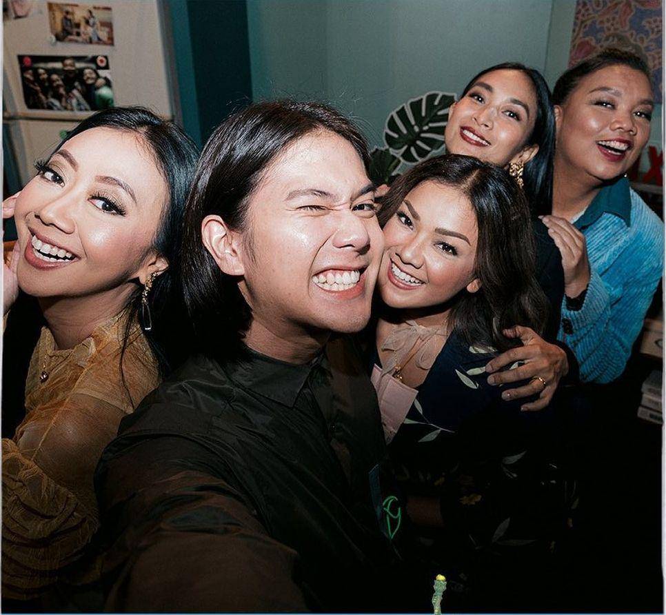 Iqbaal Ramadhan dan para Ratu Queens (instagram.com/nirinazubir_)