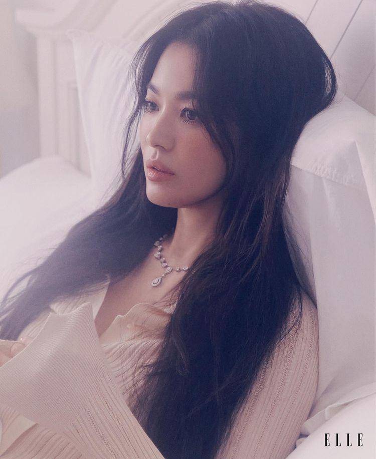 Song Hye Kyo (instagram.com/ellesingapore)