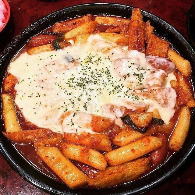 Tteokbokki mozzarella (instagram.com/kimchee.id)