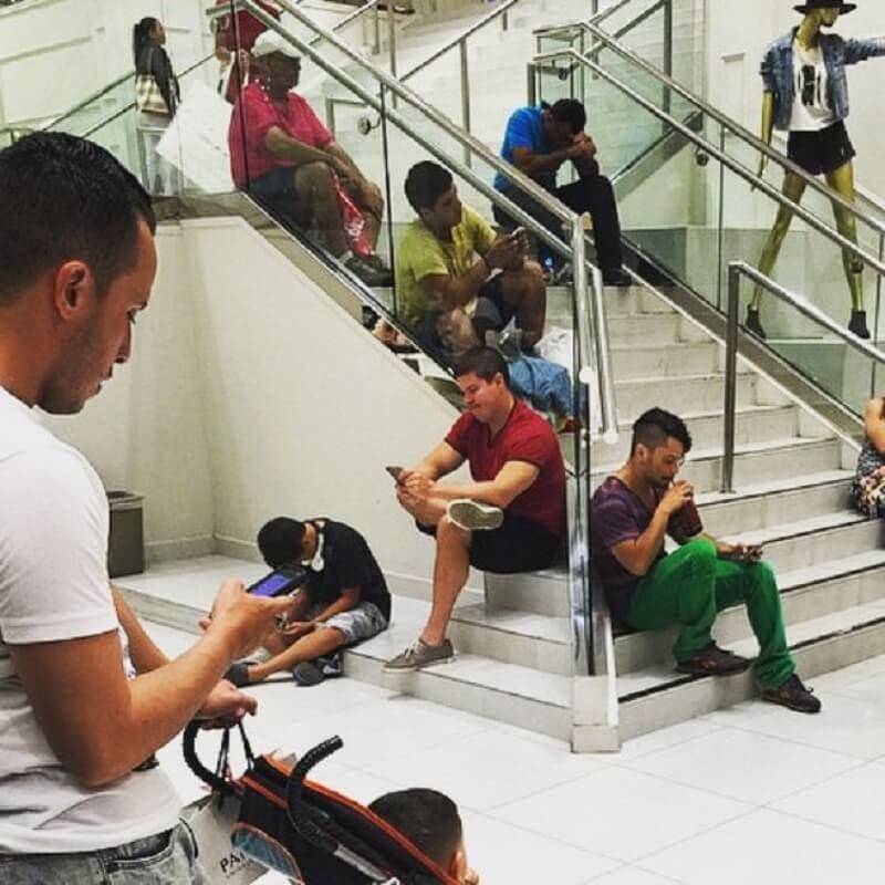 Potret Pria Menunggu Pasangannya Belanja (instagram.com/miserable_men)