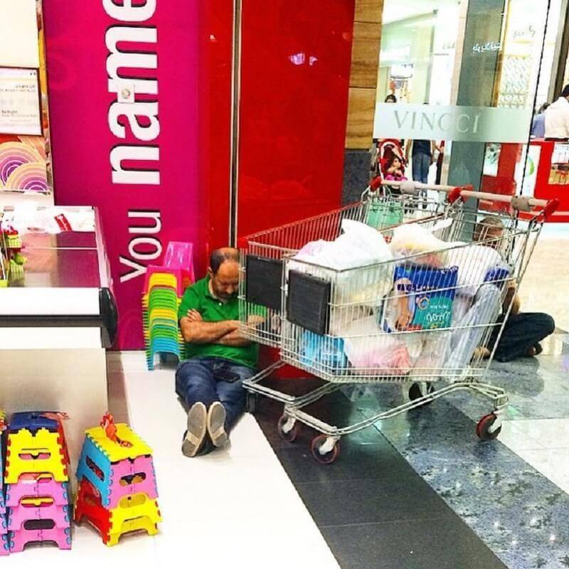Potret Pria Menunggu Pasangannya Belanja (instagram.com/miserable_men)