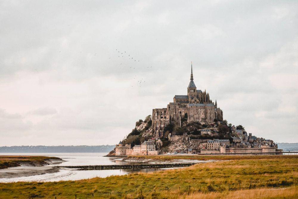 Mont Saint-Michel (unsplash.com/traveloyavlog)