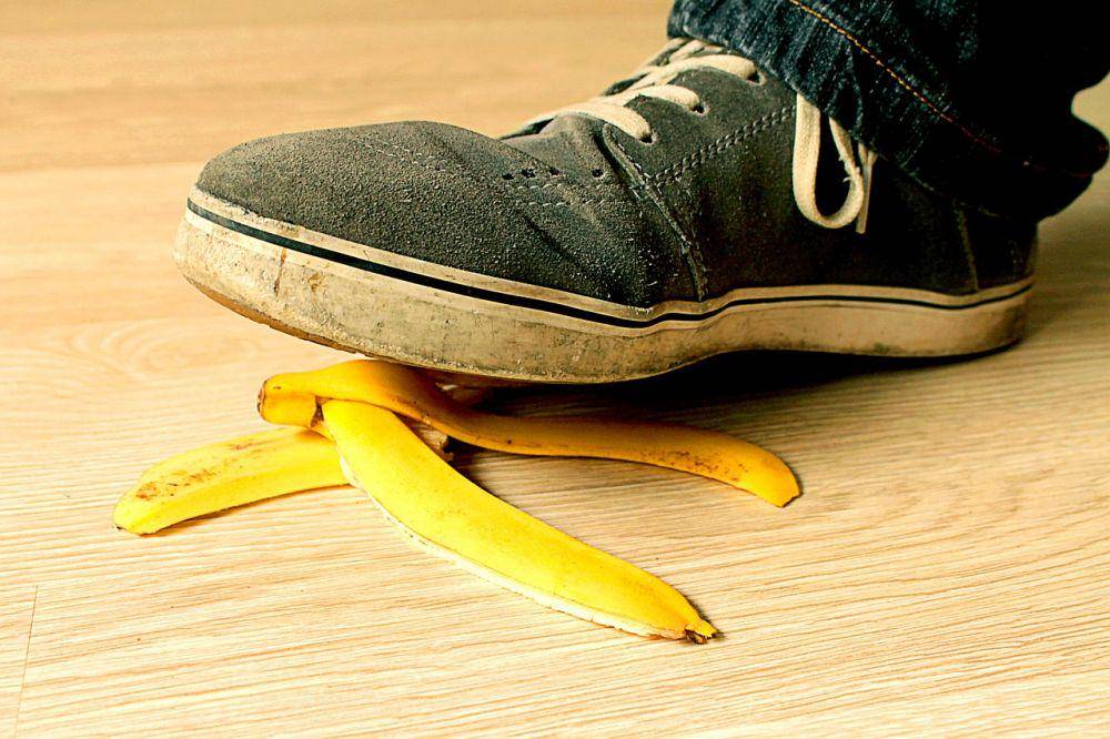 ilustrasi menginjak kulit pisang (pixabay.com/Gadini)