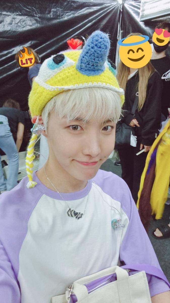 selfie J-Hope dengan headwear (twitter.com/BTS_twt)