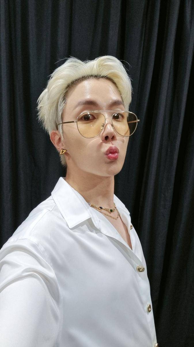 selfie J-Hope dengan kacamata (twitter.com/BTS_twt)