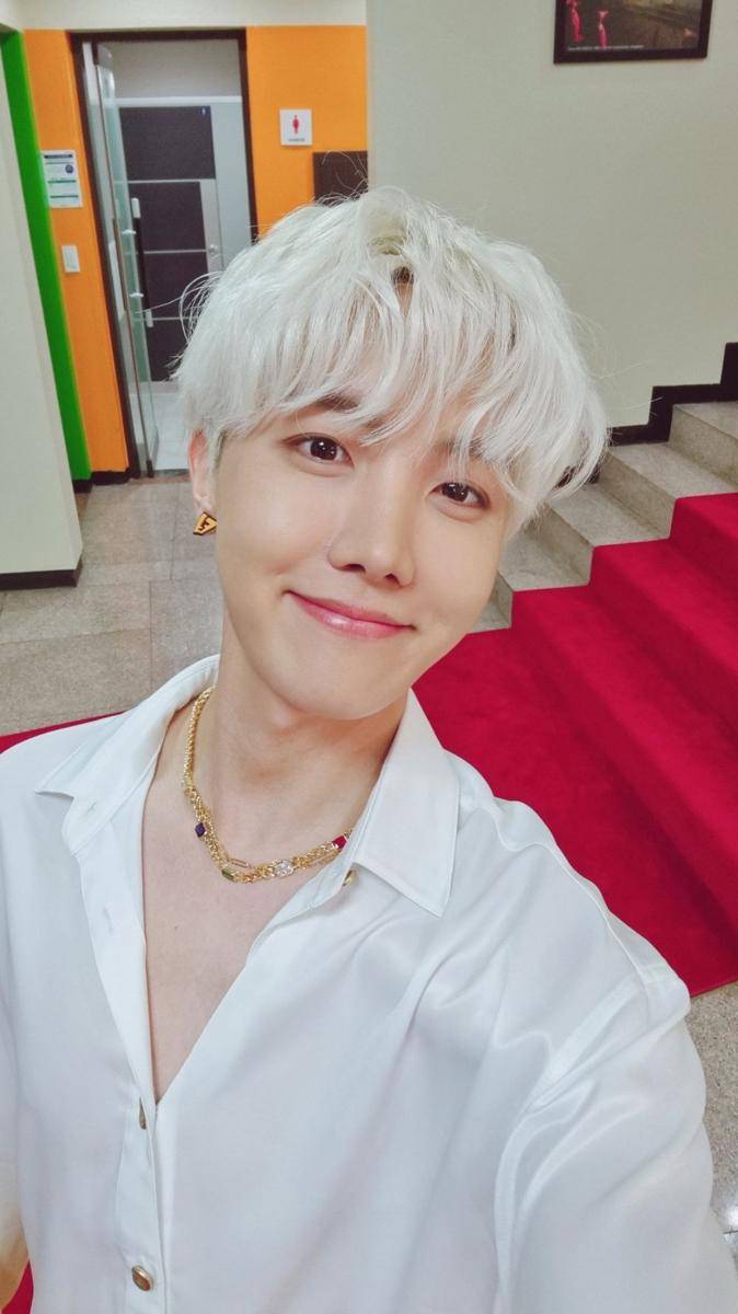 selfie J-Hope di redca (twitter.com/BTS_twt)