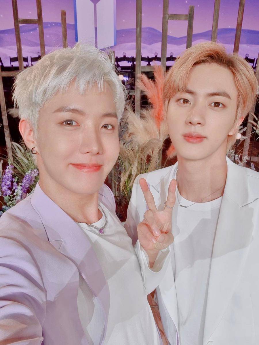swafoto J-Hope dan Jin (twitter.com/BTS_twt)