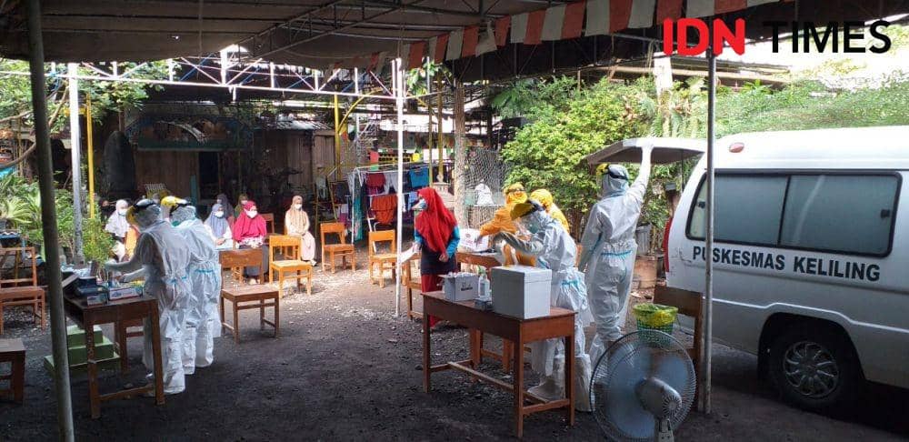 Santri di Ponpes Nurul Iman jalani uji swab PCR massal. (IDN Times/Daruwaskita)