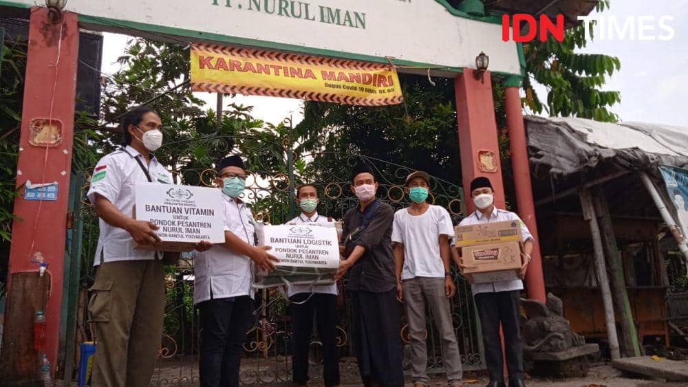 Bantuan sembako dan obat-obatan berdatangan ke Ponpes Nurul Iman.(IDN Times/Daruwaskita)