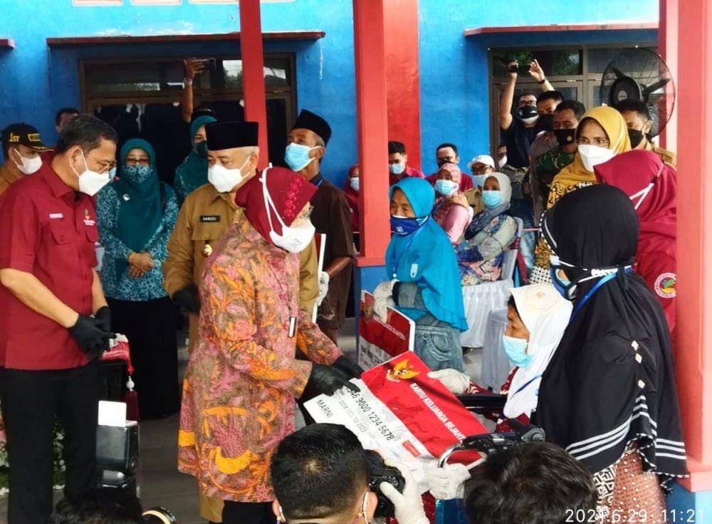 Mensos Tri Rismaharini saat memberikan bantuan kepada warga di Desa Kanigoro. IDN Times/Alfi Ramadana