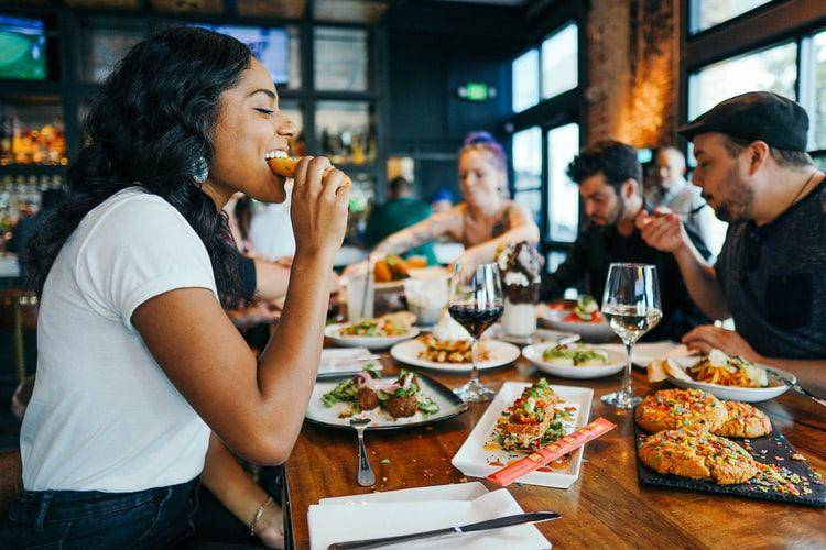 Woman eating (unsplash/Alex Haney)