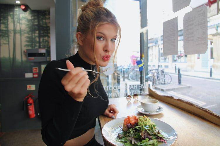 Woman eating (unsplash/Toni Koraza)