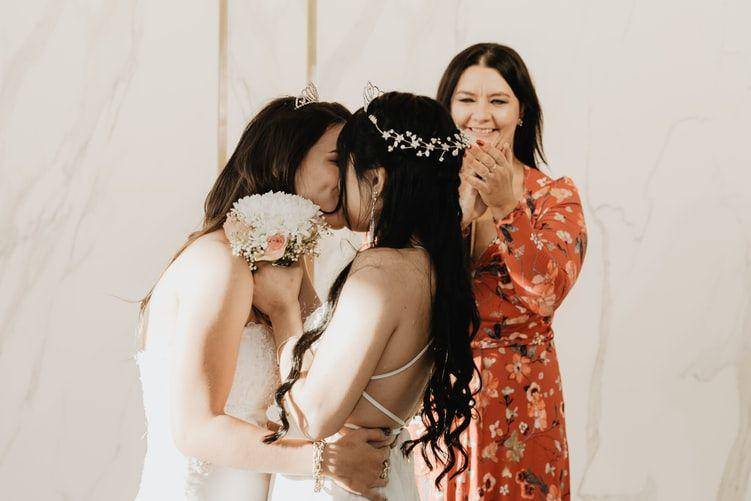 Ilustrasi pasangan lesbian menikah. (Unsplash.com/Sofia Hernandez)