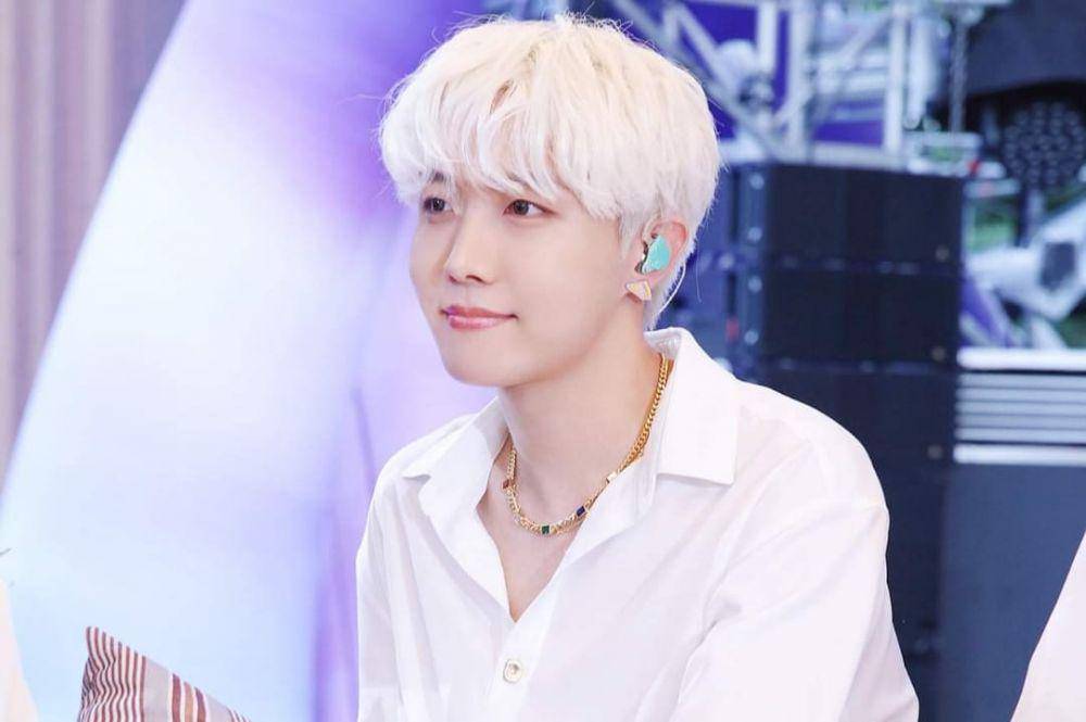 J-Hope BTS berambut putih (facebook.com/bangtan.official)