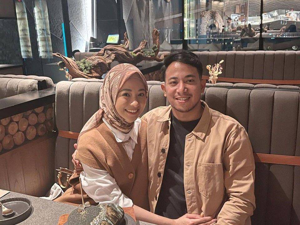 Poppy Bunga dan suami (instagram.com/poppybungariphat)