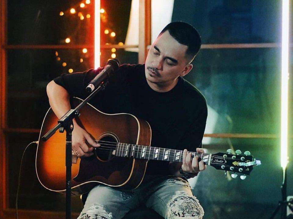 10 Potret Enda Ungu dengan Gitar Kesayangan, Karismanya Terpancar!