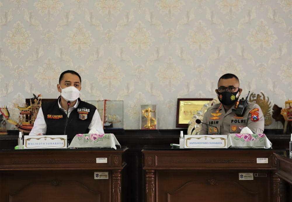 Wali Kota Suabaya, Eri Cahyadi dan Kapolrestabes Surabaya Kombes. Pol. Jhonny Edison Isir, saat rapat koordinasi penanganan COVID-19. Dok. Pemkot Surabaya.
