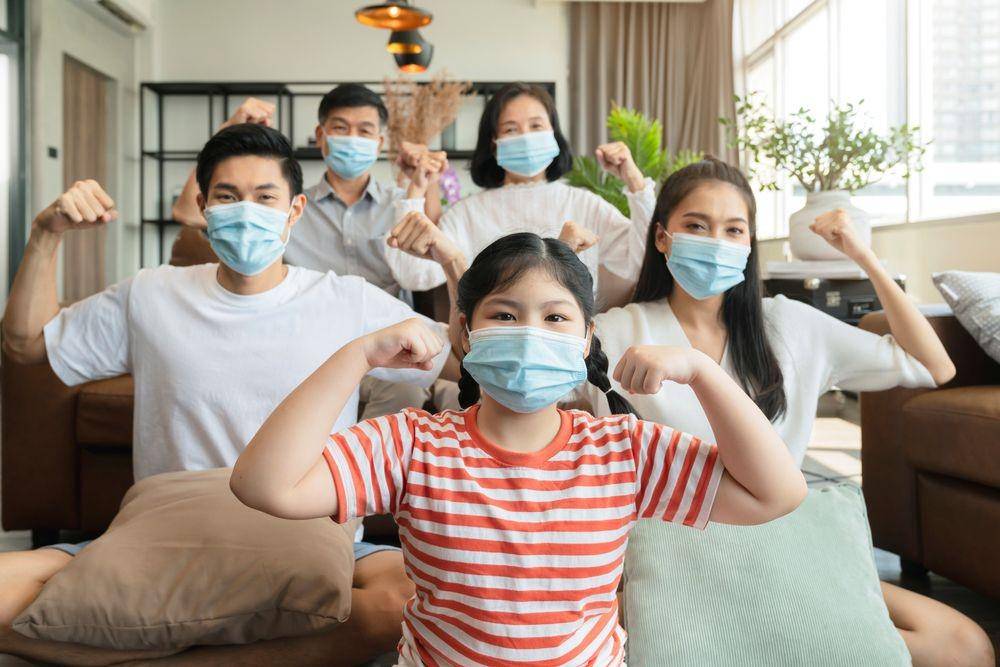 Foto keluarga menggunakan masker. (ShutterStock/WHYFRAME)