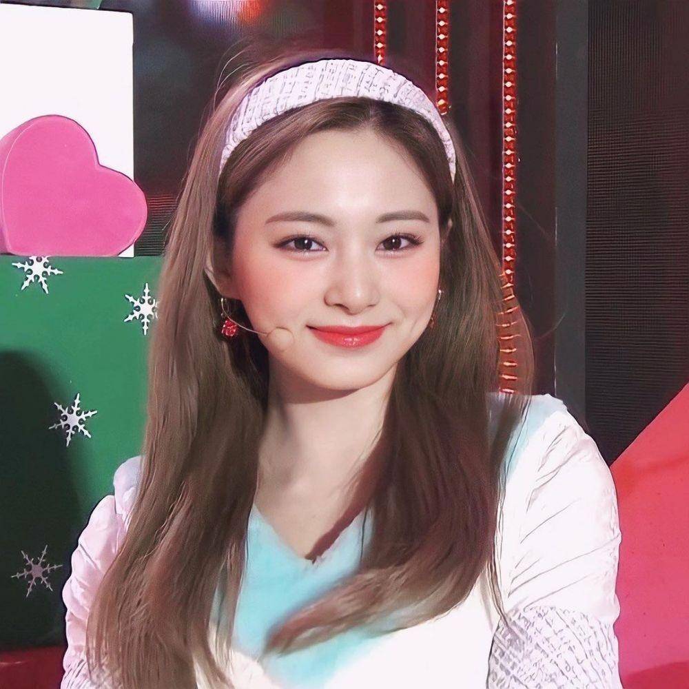 Tzuyu TWICE dengan bandana (instagram.com/queentzuyu)