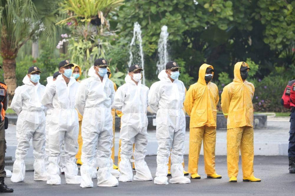 Tim Swab Hunter Surabaya saat apel pasukan di Balai Kota Surabaya. Dok. Humas Pemkot Surabaya.