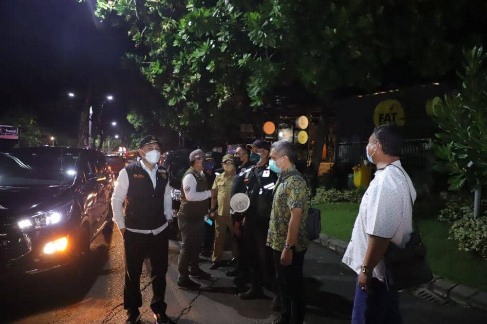 Ingatkan Warga, Mobil "Corona" Keliling Kampung di Surabaya