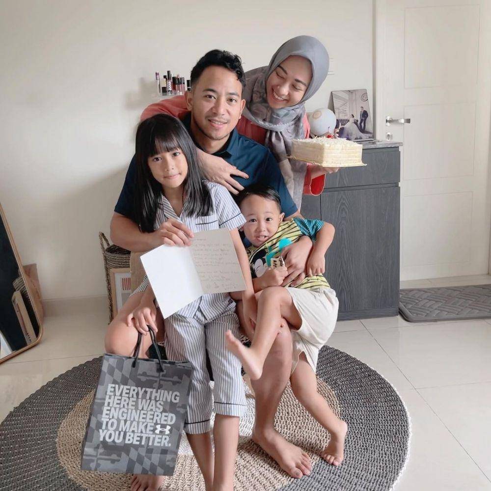 Poppy Bunga dan suami (instagram.com/poppybungariphat)