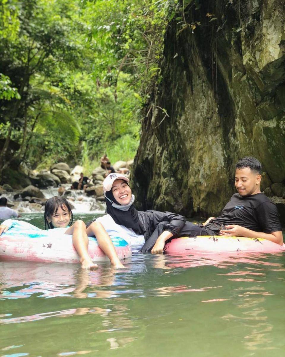 Poppy Bunga dan suami (instagram.com/poppybungariphat)