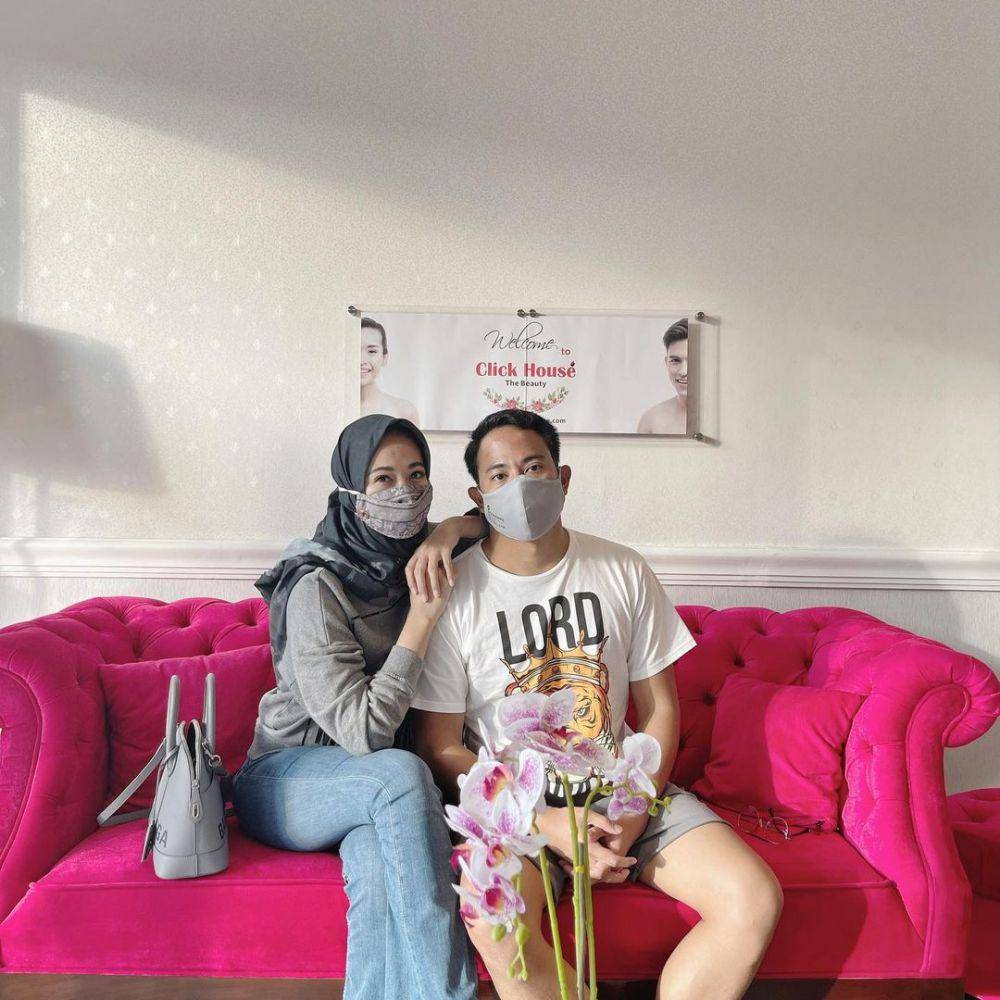 Poppy Bunga dan suami (instagram.com/poppybungariphat)