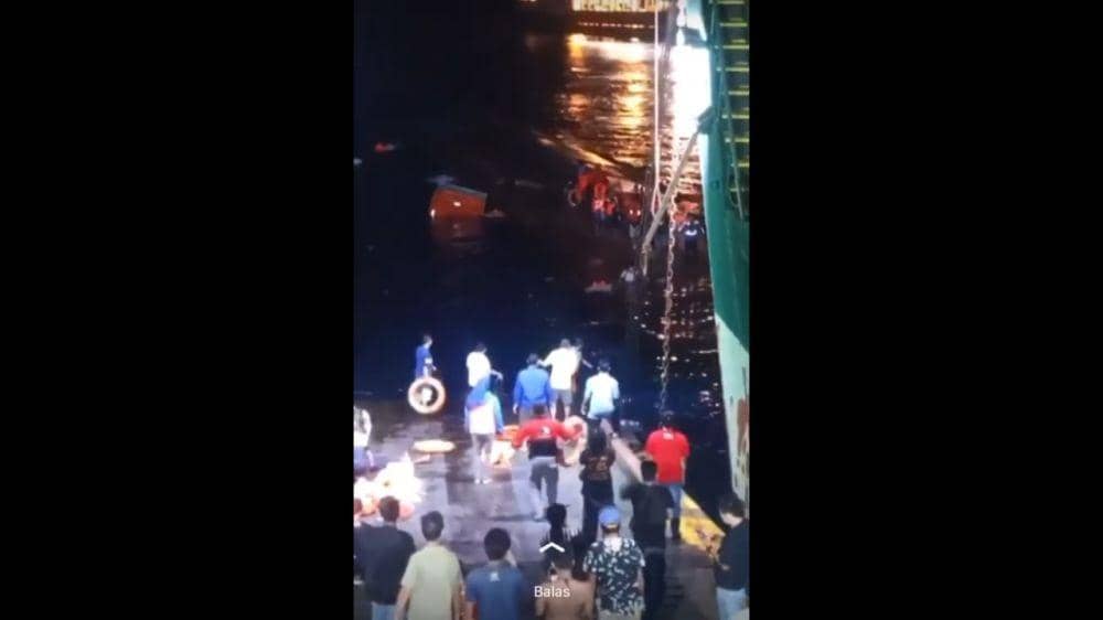 Kapal Motor Penyeberangan (KMP) Yunicee tenggelam di pelabuhan Gilimanuk pada Selasa (29/6/2021). (dok. IDN Times/Istimewa)