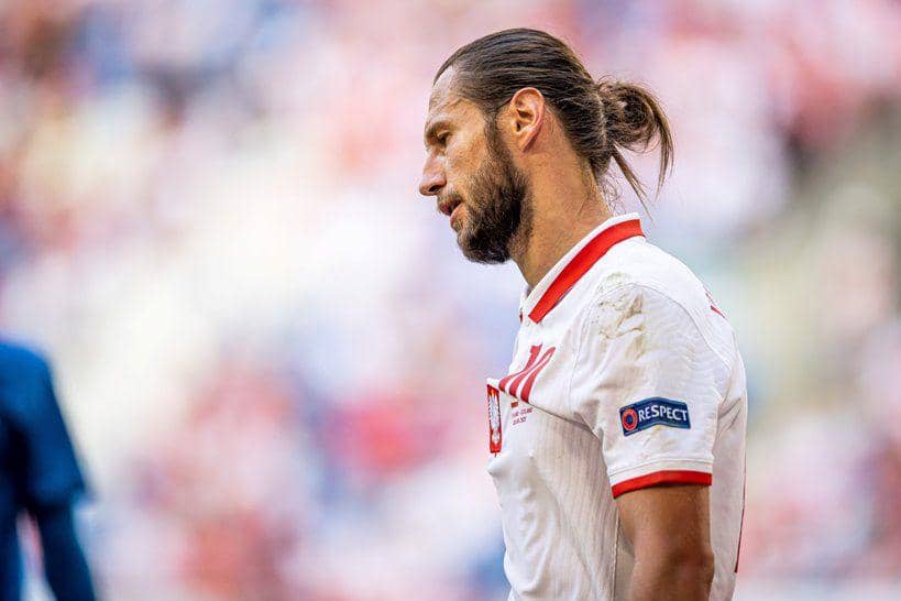 Grzegorz Krychowiak jadi pemain pertama yang mendapat kartu merah di Piala Eropa 2020. (twitter.com/squawka)