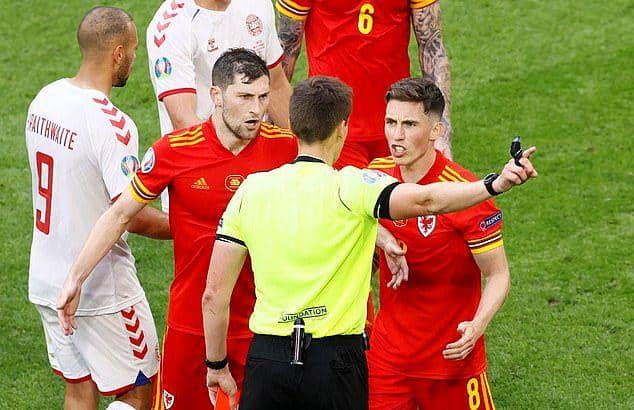 Harry Wilson memprotes kartu merah yang ia dapatkan (dailymail.co.uk)