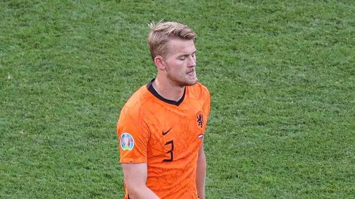 Matthijs de Ligt berjalan keluar lapangan setelah menerima kartu merah (90min.com)