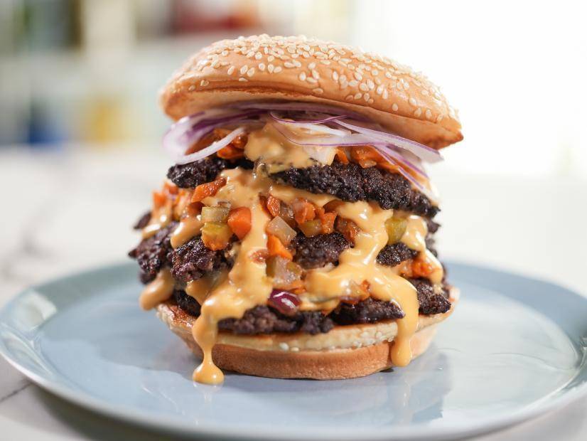 ilustrasi triple decker burger (foodnetwork.com/Alex Guarnaschelli)