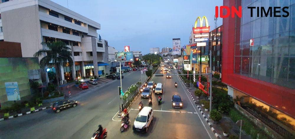 ilustrasi Plaza Balikpapan (gedung kanan) (IDN Times/Mela Hapsari)