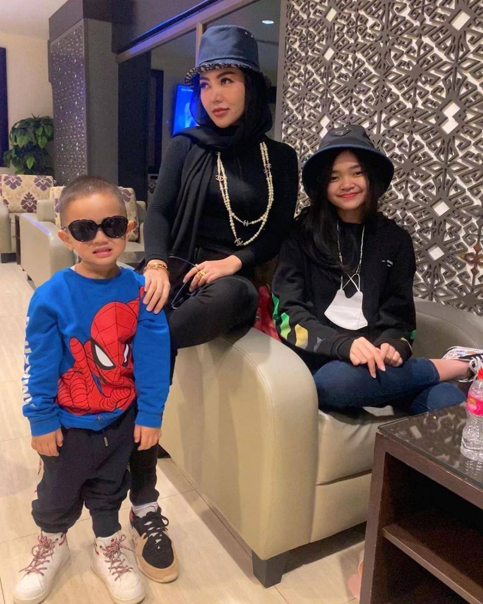 Bella Shofie dan putri sambungnya (instagram.com/bellashofie_rigan)