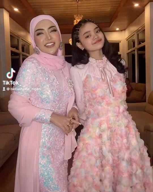Bella Shofie dan putri sambungnya (instagram.com/bellashofie_rigan)