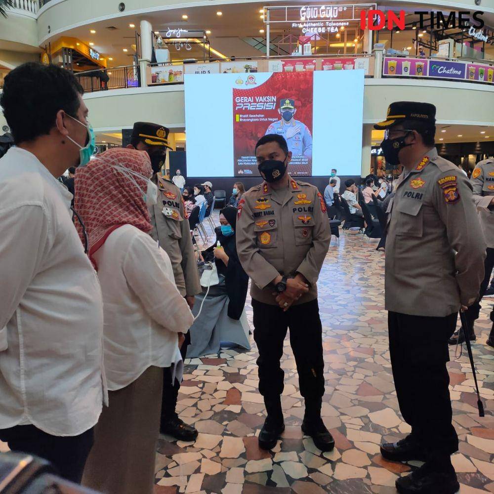 Kapolda Kaltim Irjen Pol Herry Rudolfh Nahak meninjau lokasi vaksinasi di mal Balikpapan. (IDN Times/Hilmansyah)