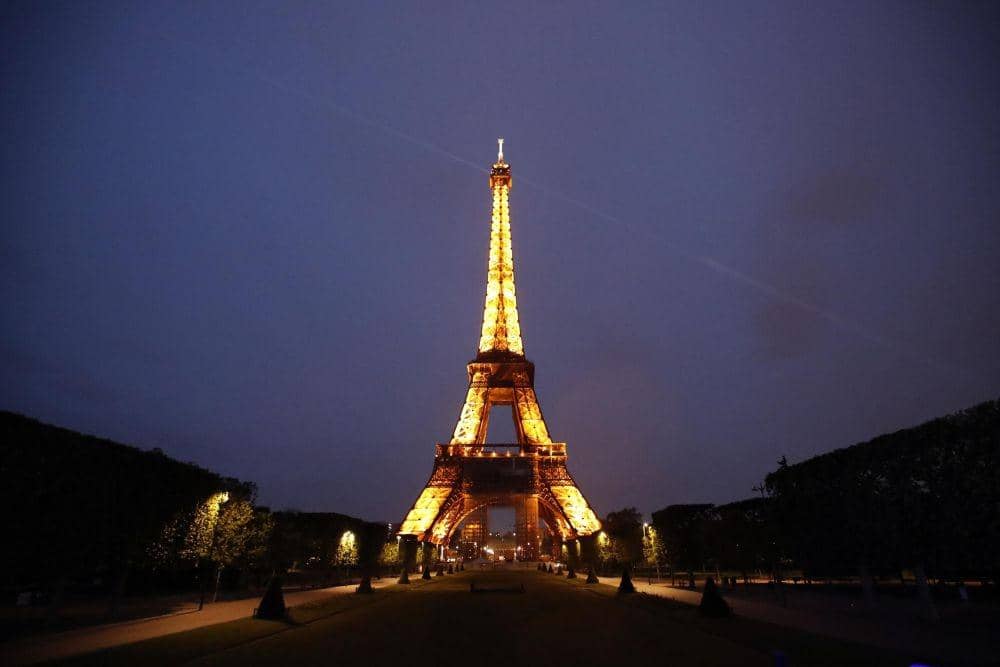 menara eiffel (apnews.com)