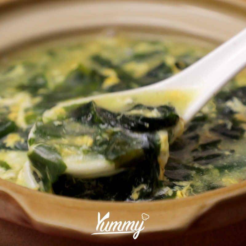 Sup telur dan rumput laut (yummy.co.id)