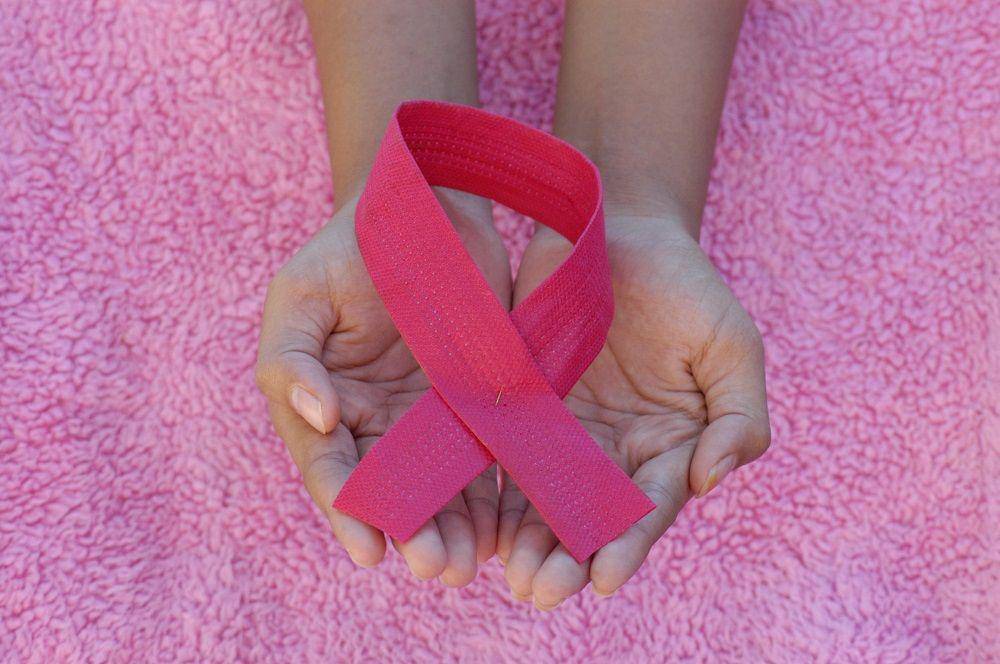 ilustrasi logo breast cancer (unsplash.com/Angiola Harry)