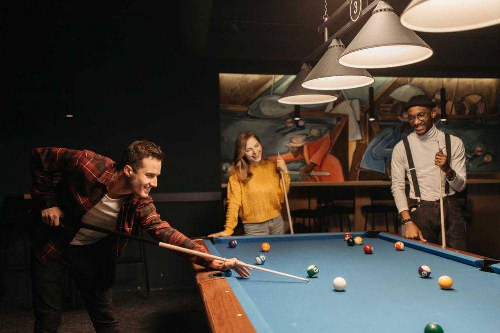 Ilustrasi main bilyard (pexels.com/Pavel Danilyuk)