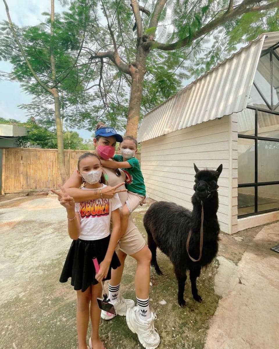 Melaney dan kedua anaknya (instagram.com/melaney_ricardo)