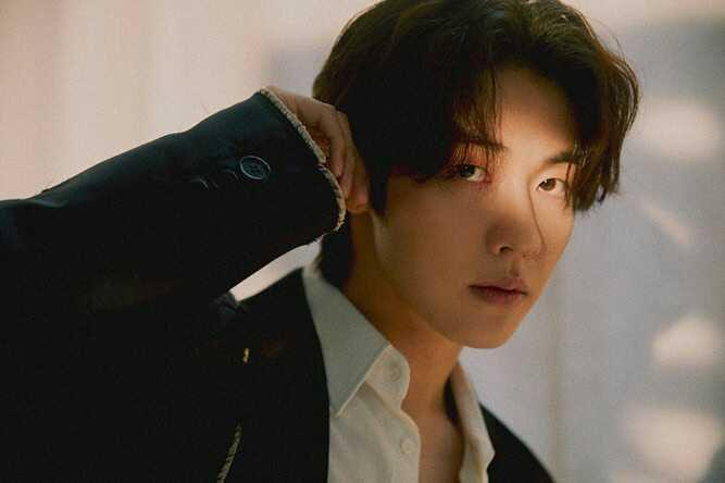 9 Ide Atasan Motif ala Lee Seung Hyub N.Flying yang Bisa Kamu Sontek!