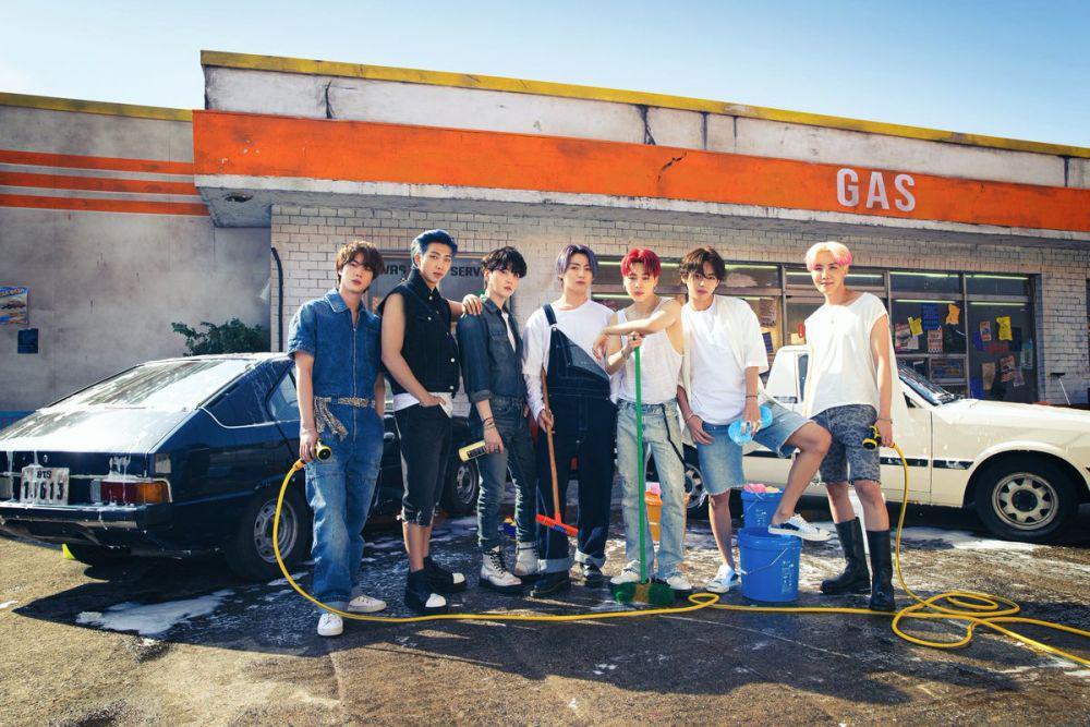 Bergaya di Car Wash, 14 Potret BTS di Foto Konsep Versi 3 Album Butter