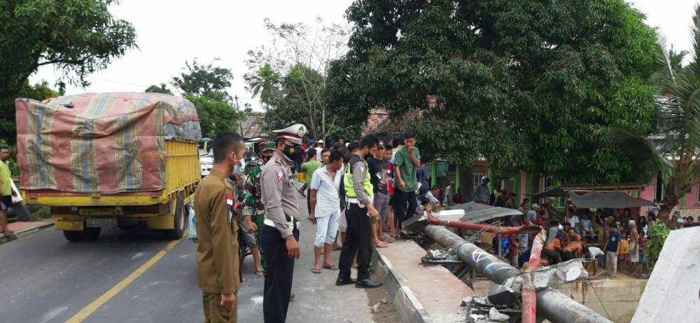 Pengangkatan mobil Pajero Sport yang jatuh ke sungai Ogan (IDN Times/Satlantas Polres OKI)