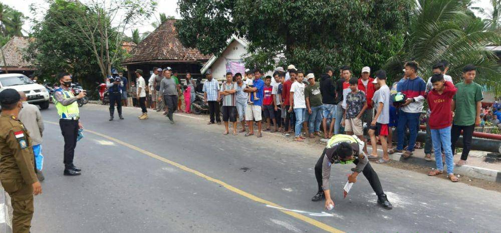 Polisi melakukan olah TKP kecelakaan (IDN Times/Satlantas Polres OKI)